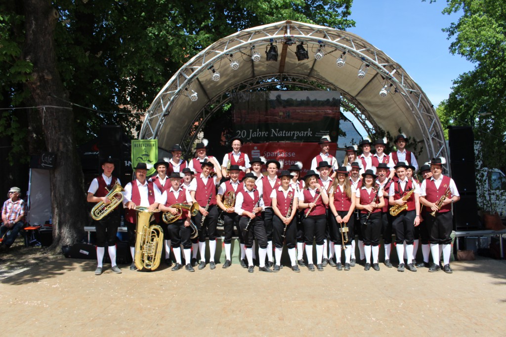 Die Trachtenkapelle vor der Festbühne des Naturparkfest