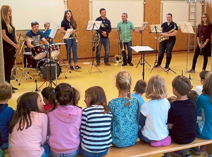 Stammheimer Musiker stellen Schülern sich und ihre Instrumente vor. Foto: Dobbert